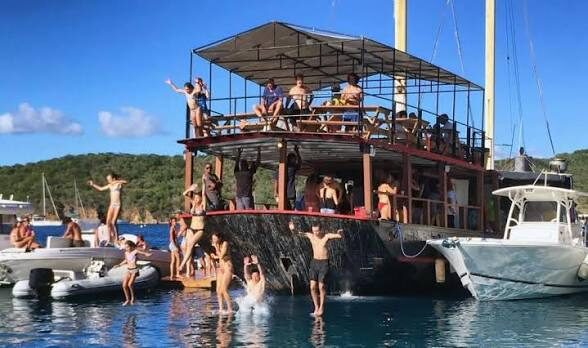 Willy T floating bar at Norman Island